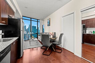 900 Bay St. in Toronto, ON - Building Photo