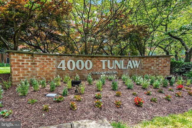 4000 Tunlaw Rd NW in Washington, DC - Building Photo - Building Photo