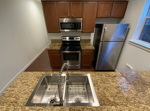 348 N Ivy St, Unit B in Portland, OR - Building Photo - Building Photo