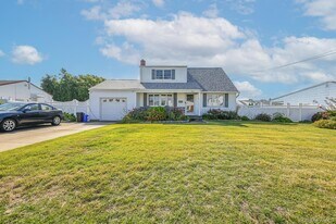 913 4th St in West Babylon, NY - Building Photo
