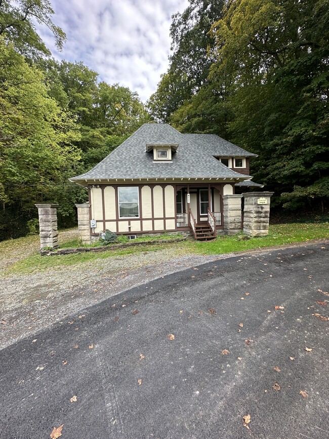 605 E Shore Dr in Ithaca, NY - Building Photo - Building Photo