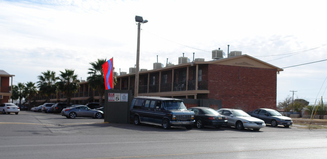 Lakeside Apartments in El Paso, TX - Building Photo - Building Photo