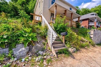 759 Bower Hill Rd in Bridgeville, PA - Foto de edificio - Building Photo