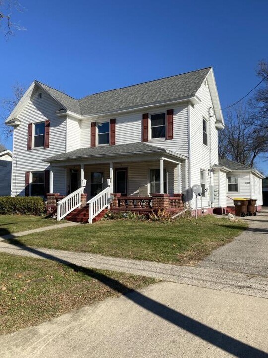 408 N Main St in Eaton Rapids, MI - Building Photo