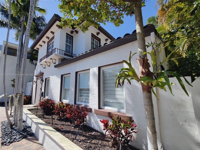 1823 S Bayshore Ln in Miami, FL - Building Photo - Building Photo