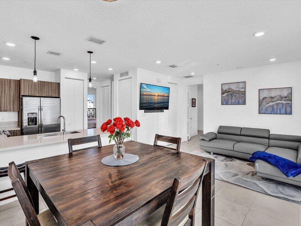 6410 NW 102nd Path, Unit 6410-302 in Doral, FL - Foto de edificio