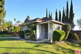 9966 Glencrest Cir in Burbank, CA - Building Photo