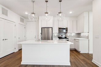 One Riverside in Jacksonville, FL - Building Photo - Building Photo