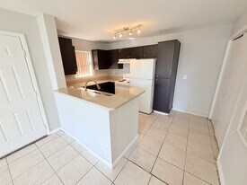 4005 NW 87th Ave in Sunrise, FL - Building Photo