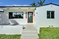 1531 Mayo St in Hollywood, FL - Foto de edificio - Building Photo