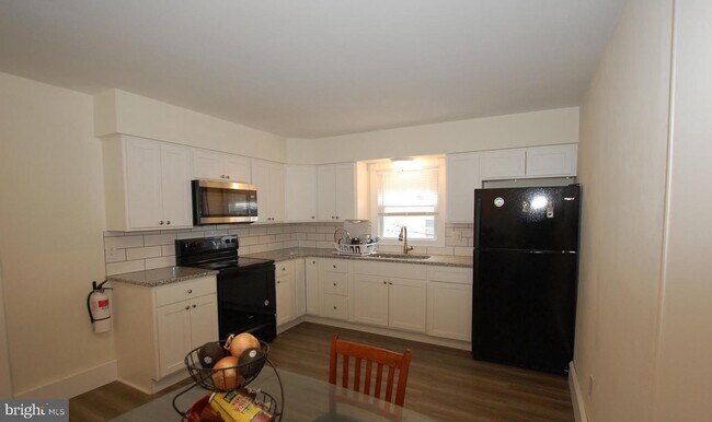 35 East Ave-Unit -APT 1 in Woodstown, NJ - Foto de edificio - Building Photo
