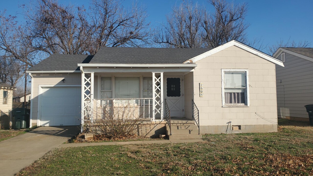 1605 S Jackson St in Enid, OK - Building Photo