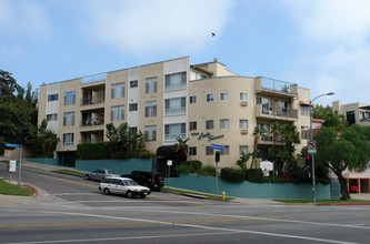 10394 Rochester Ave in Los Angeles, CA - Foto de edificio - Building Photo