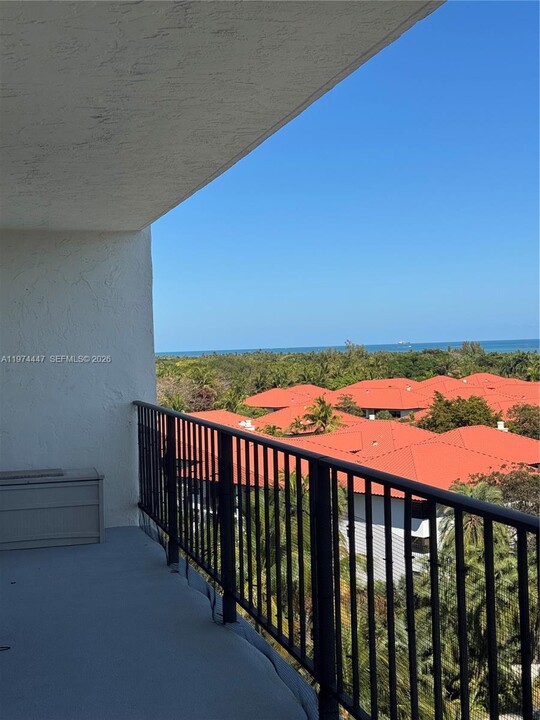 77 Crandon Blvd in Key Biscayne, FL - Building Photo