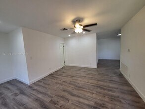 4324 NW 76th Ave in Coral Springs, FL - Foto de edificio - Building Photo