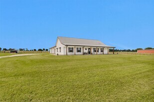 7581 County Rd 333 in Todd Mission, TX - Building Photo