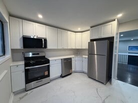 440 Tall Oak Ln in Hillsborough Township, NJ - Building Photo