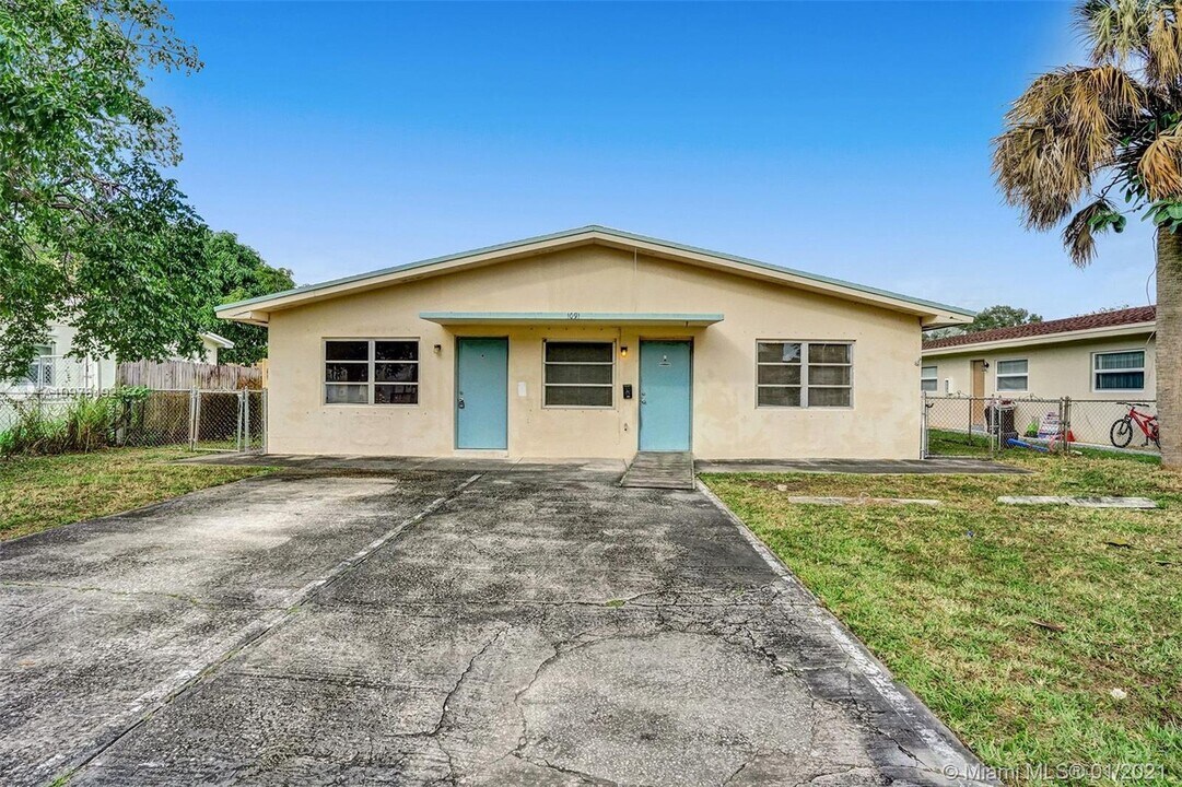 1091 SW 32nd Ct-Unit -E in Fort Lauderdale, FL - Building Photo