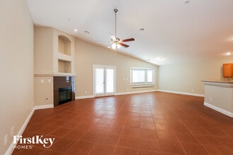 6236 Little Elm St in North Las Vegas, NV - Foto de edificio - Building Photo