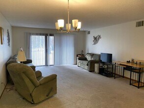 11 Arbor Hill Cir in Iowa City, IA - Building Photo - Building Photo