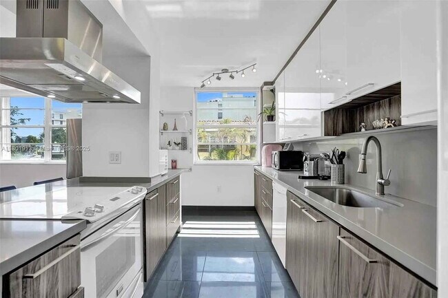 9180 W Bay Harbor Dr in Bay Harbor Islands, FL - Building Photo - Building Photo