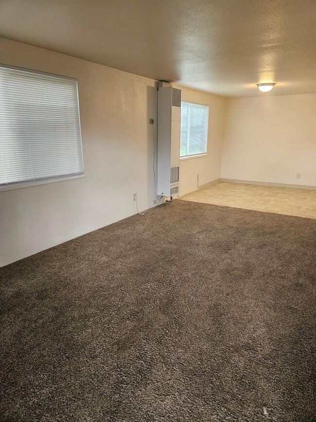 2913-2915 Juanipero Way in Medford, OR - Building Photo - Building Photo