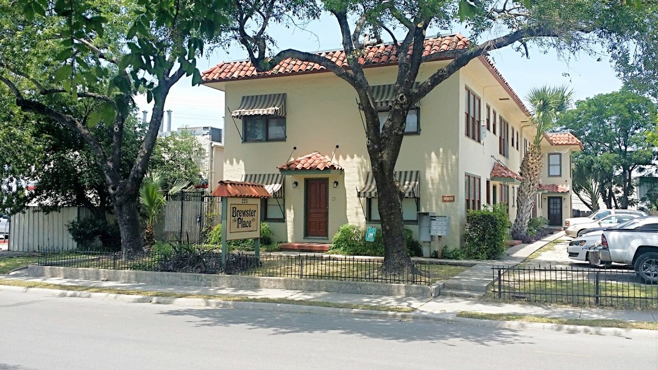 Brewster Place Apartments in San Antonio, TX - Foto de edificio