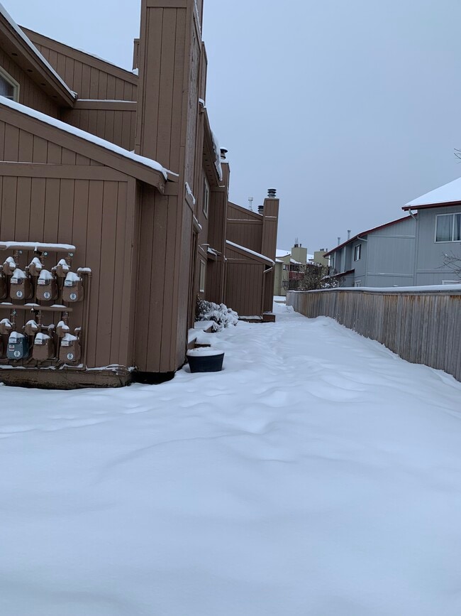 10276 Jamestown Dr in Anchorage, AK - Building Photo - Building Photo