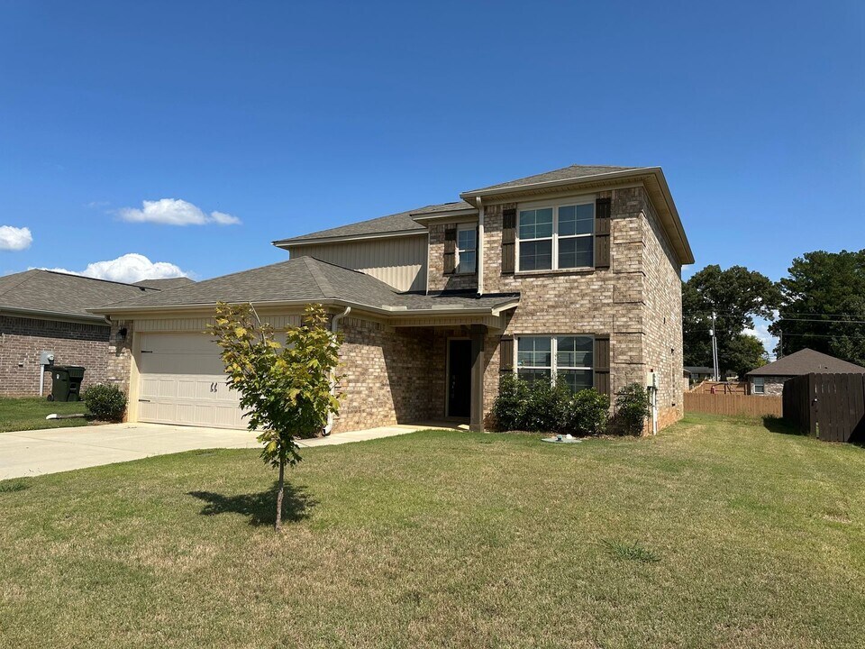 113 Ocean Springs Ave in Toney, AL - Foto de edificio