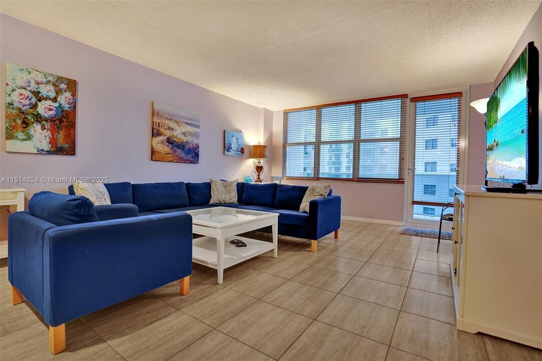 3725 S Ocean Dr in Hollywood, FL - Building Photo