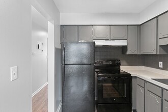 Potomac Village in Lansing, MI - Building Photo - Building Photo