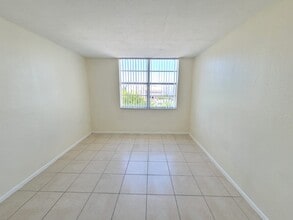 496 NW 165th St in Miami, FL - Building Photo - Building Photo