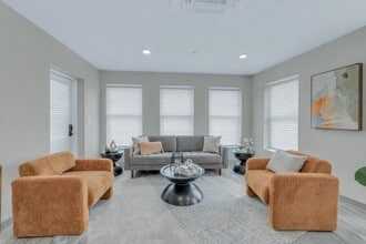 377 Cummins Hwy in Boston, MA - Foto de edificio - Building Photo