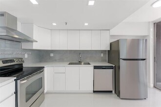 17890 W Dixie Hwy in North Miami Beach, FL - Building Photo - Building Photo