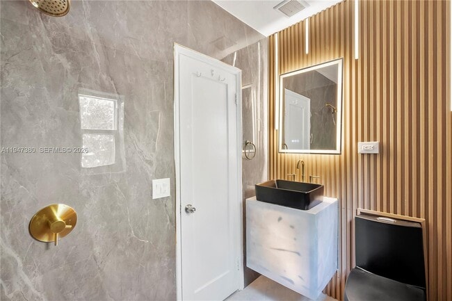 2350 SW 26th St in Miami, FL - Building Photo - Building Photo