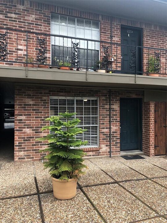 11540 Chimney Rock Rd in Houston, TX - Building Photo