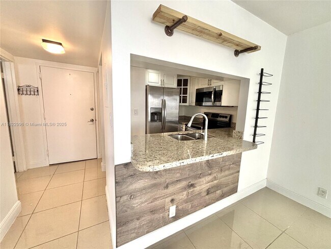 2935 NE 163rd St in North Miami Beach, FL - Building Photo - Building Photo