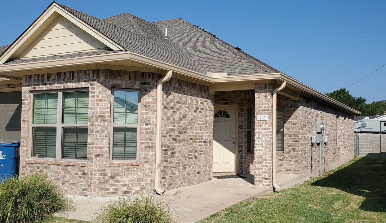 525 E Spring Valley Rd, Unit 403 in Hewitt, TX - Foto de edificio