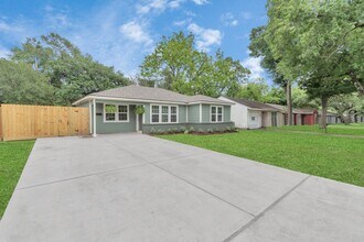 1709 S Park in Alvin, TX - Building Photo - Building Photo