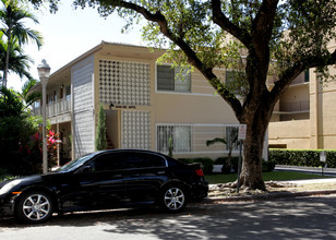 San-Re Apartments in Coral Gables, FL - Building Photo - Building Photo