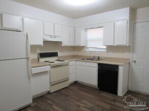 4909 Yacht Harbor Cir in Pensacola, FL - Foto de edificio - Building Photo