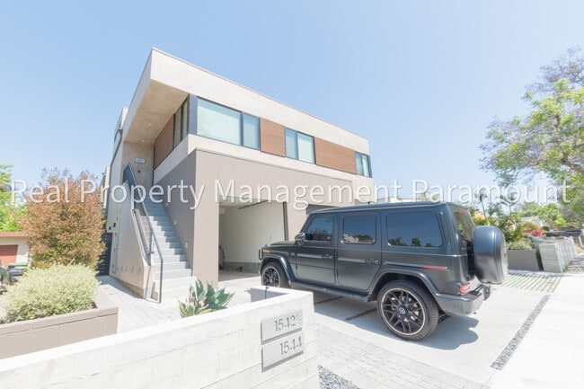 1542 N Hoover St in Los Angeles, CA - Building Photo - Building Photo