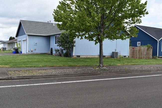 469 Hummingbird St SE in Albany, OR - Building Photo - Building Photo