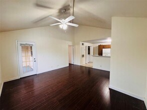 4090 N Pine Island Rd, Unit 301 in Sunrise, FL - Foto de edificio - Building Photo