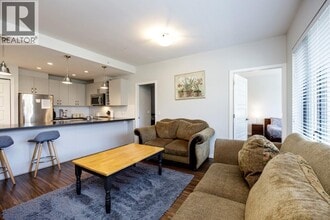 215 W 1st St in North Vancouver, BC - Building Photo - Building Photo