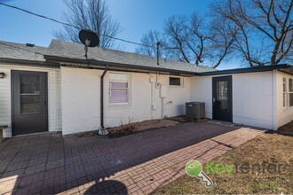 600 E Greenway St in Derby, KS - Foto de edificio - Building Photo