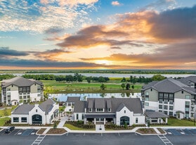 Silas Park in Savannah, GA - Building Photo