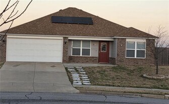 856 NW Evans Cir in Bentonville, AR - Building Photo