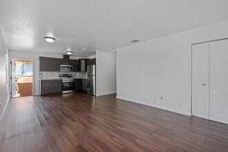 323 NW 97th St, Unit 1 in Miami, FL - Foto de edificio - Building Photo