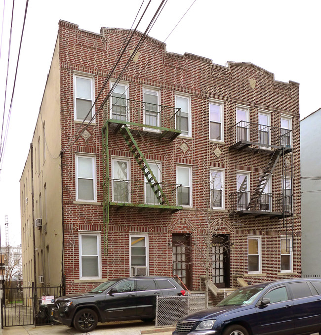 2575 45th St in Astoria, NY - Foto de edificio - Building Photo